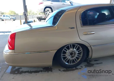 2008 Lincoln Town Car Signature Limited из США, поврежденный, VIN 2LNHM82V98X643213